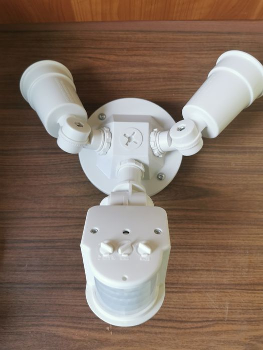 Lampa cu senzor de miscare crepuscular