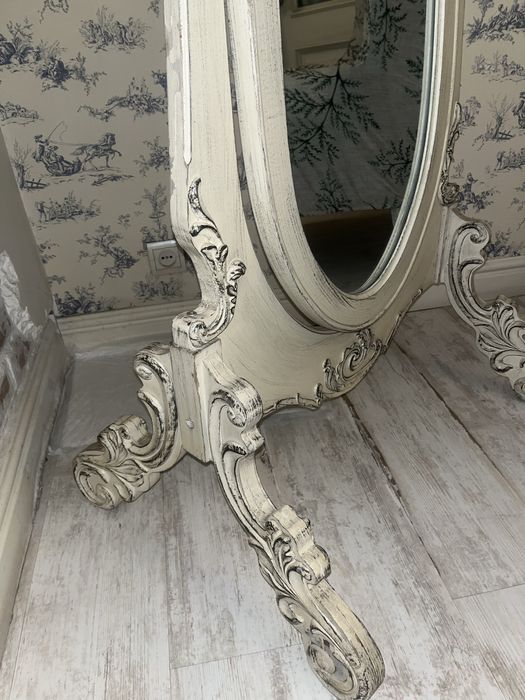 Продается напольное зеркало.