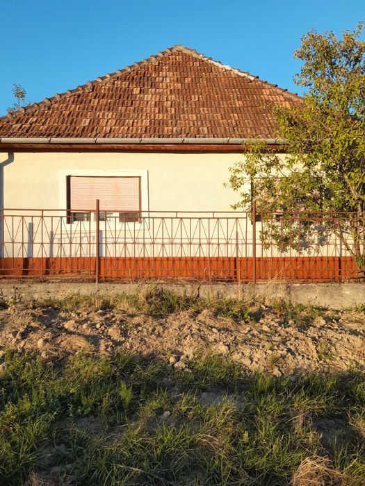 Vând casă în Sebiș Arad, cu 4 camere, bucătărie, baie.