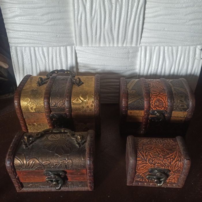 Два набора  шкатулок, разные