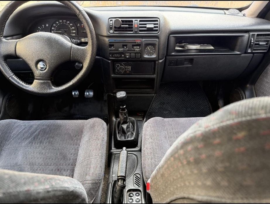 Opel Vectra автомобил