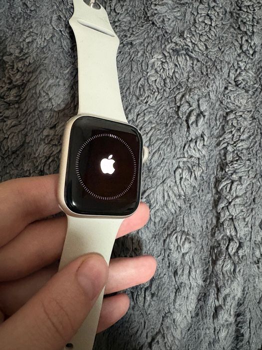 Продам Часы Apple Watch SE