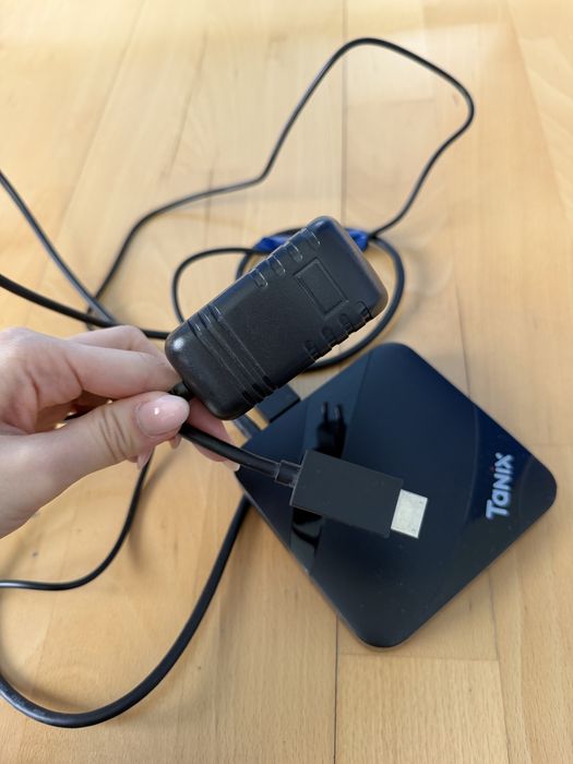 Продам Smart TV приставку Tanix Android TV Box.