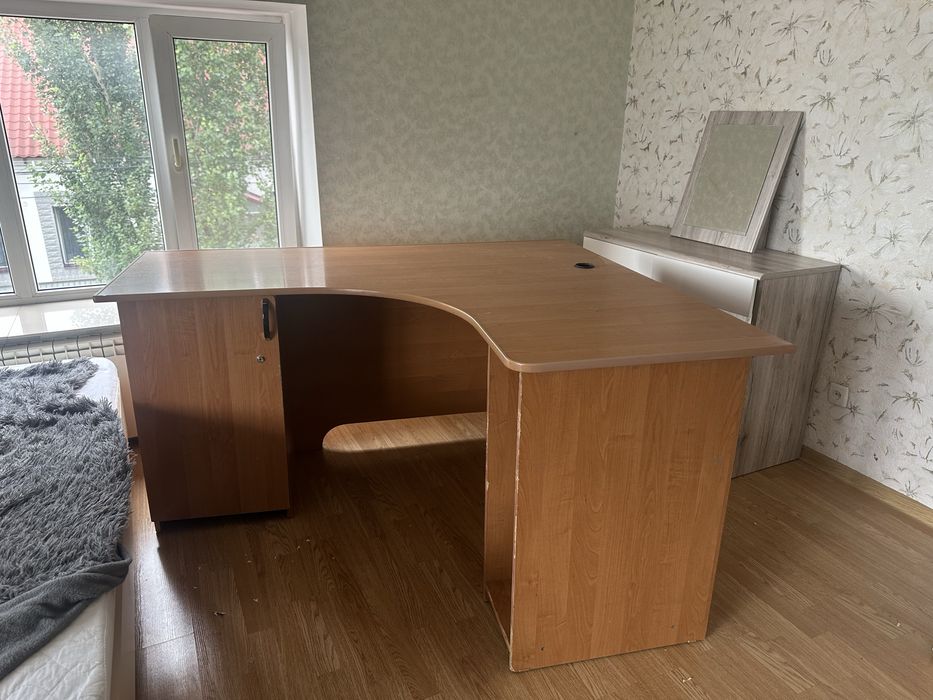 Продам компьютерный/ письменный угловой стол