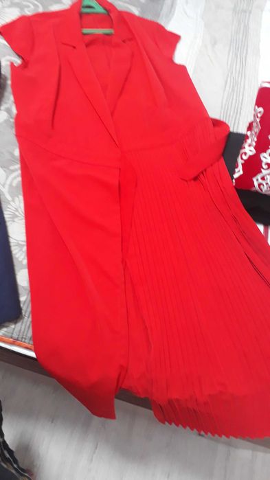 Платье красного цвета