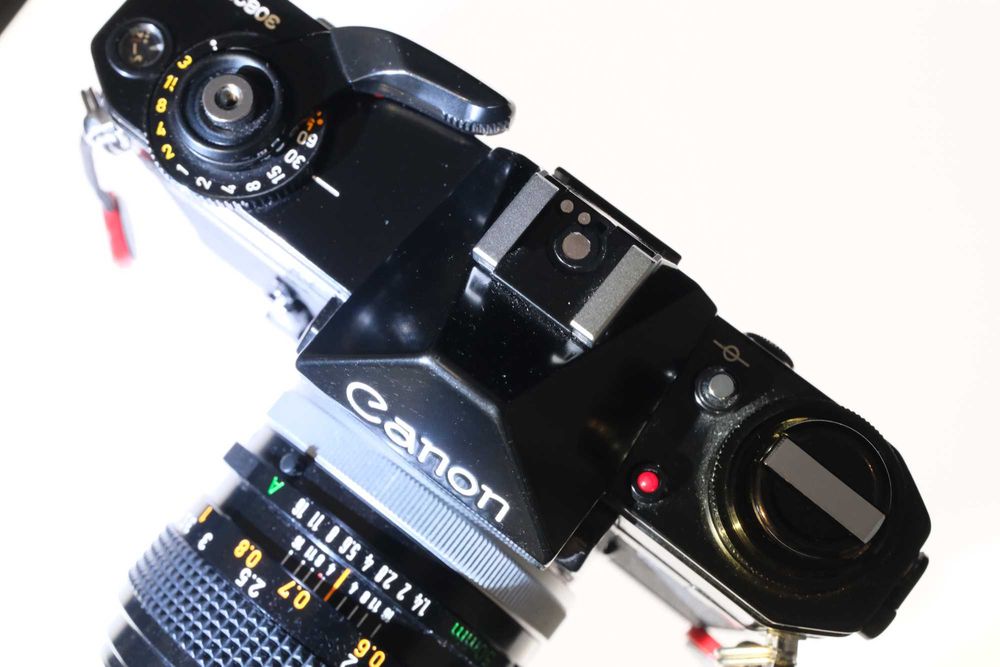 Canon EF - SLR pe film + Canon FD 50mm F/1,4 SSC