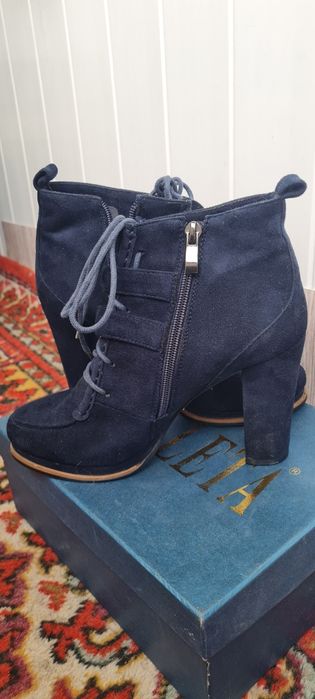 Продам женские ботинки