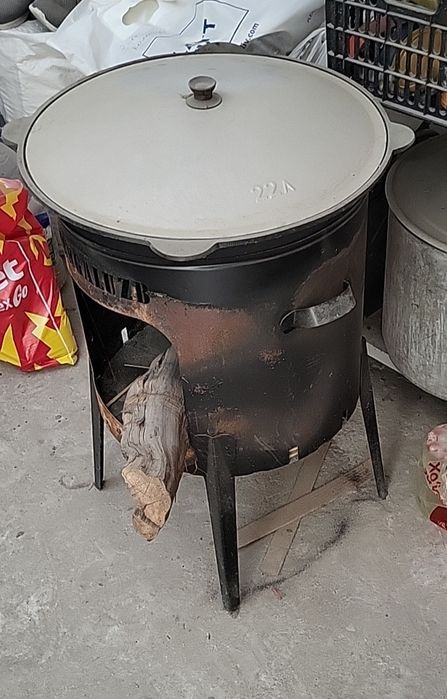 Чугунный казан с очагом