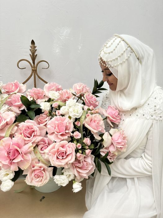 Белое платье на никях