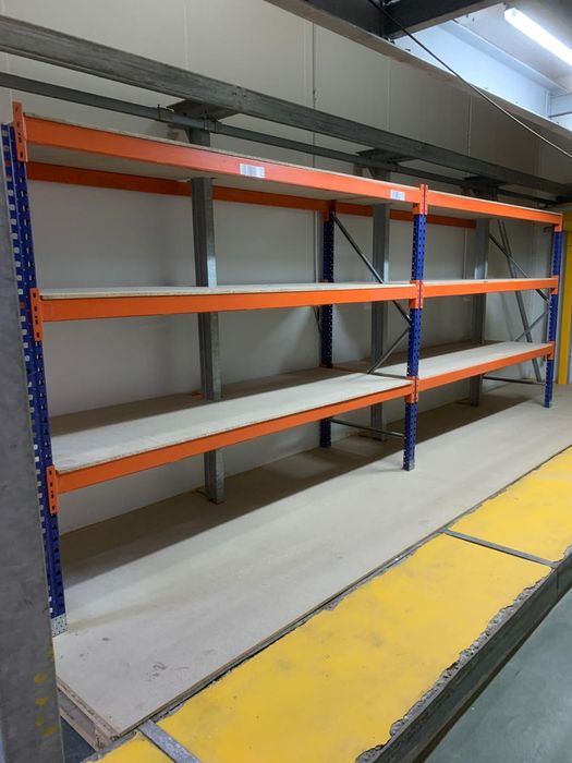 Echipare hala cu rafturi metalice industriale pentru paleti