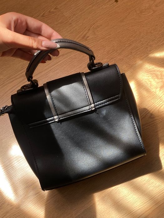 Черна дамска чанта с дръжка