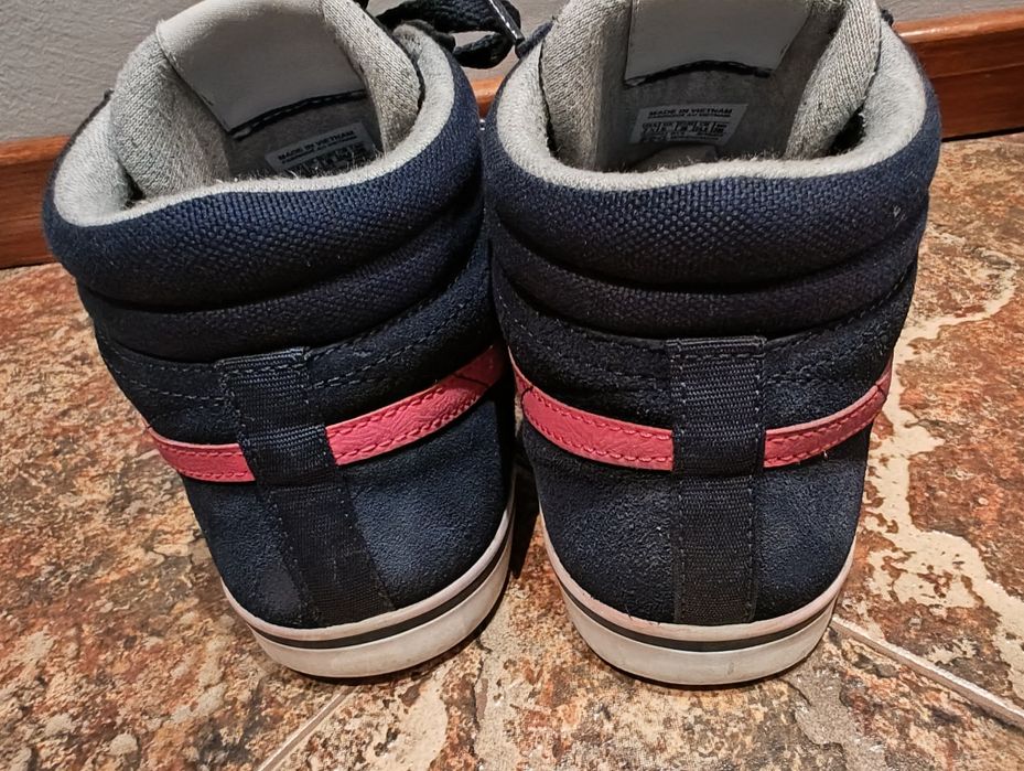 Продавам дамски маратонки Reebok