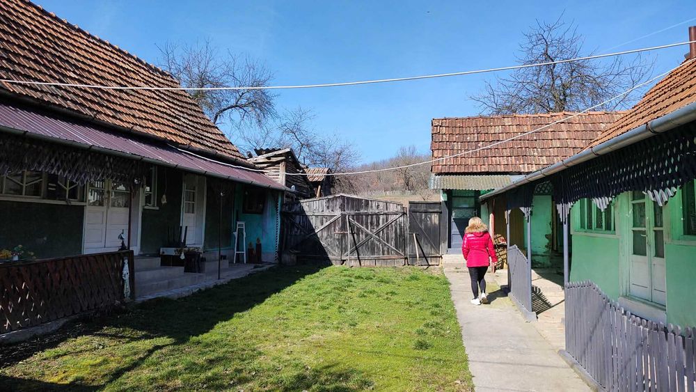 Casa de vanzare cu teren generos