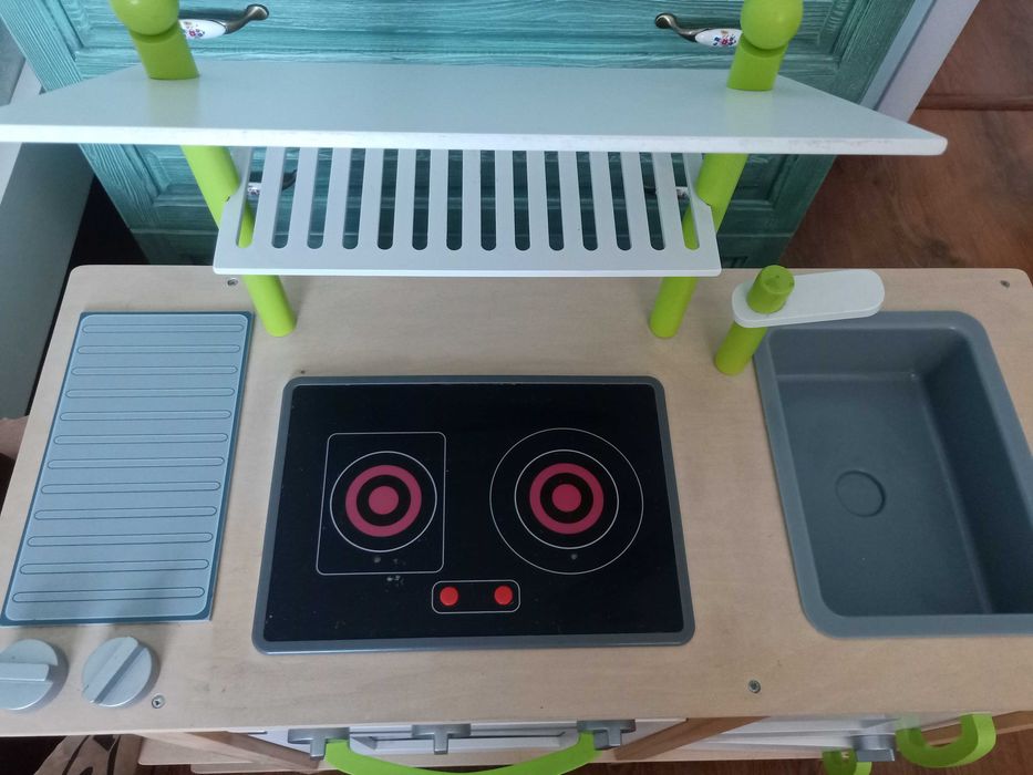 Дървена детска кухня с посуда 65 €