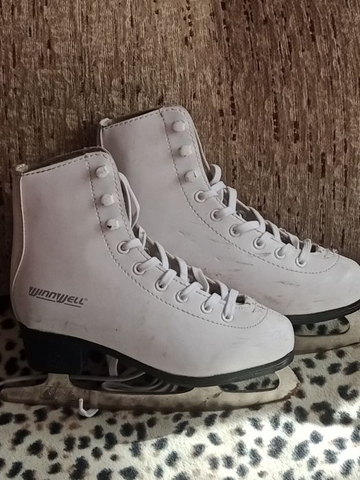 Продам конъки на девочку 31 размер