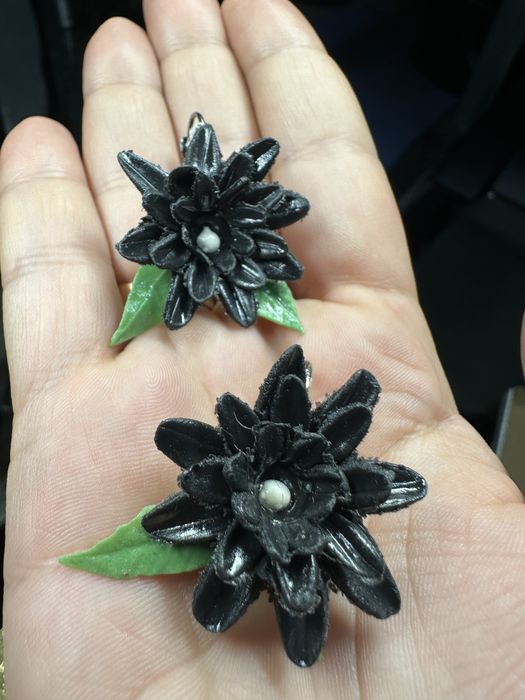Cercei handmade cu flori negre