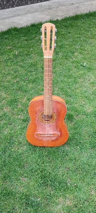 Gitara sotiladi holati yaxshi