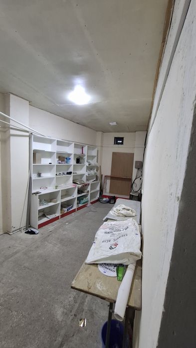 Продаётся комплект магазинных полок с тремя витринами.