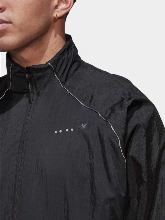 яке Adidas чисто ново