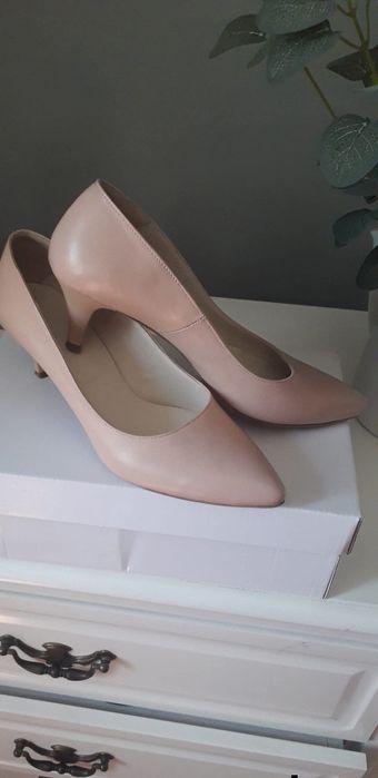 Pantofi stiletto,din piele,măr 38,stare f bună ,purtați de aprox 3 ori. Predare personala in Alba Iulia