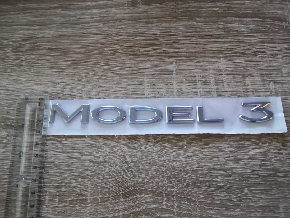 надпис сребрист гланц Tesla 3
