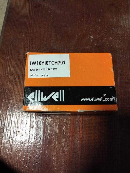 Termostat Eliwell Idw196 cu sonda de temperatura.