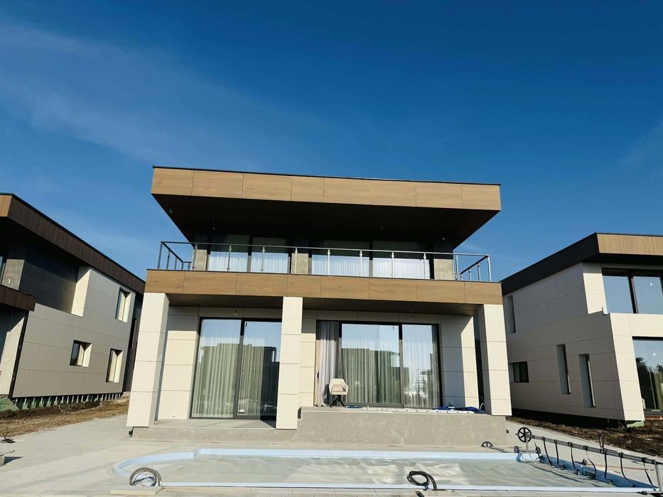 Продава се Къща в Бургас, Сарафово - 400 кв.м за 1200 €/кв.м - Снимка #1