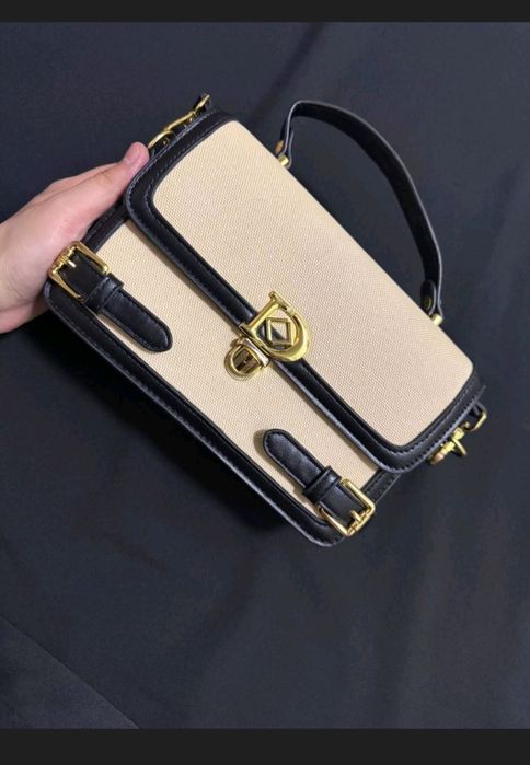 сумка имеется ремешок