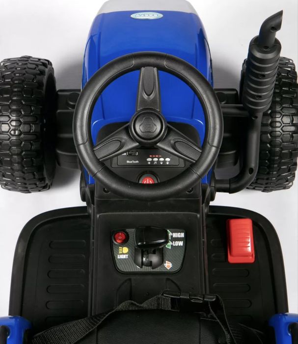 Синий трактор машинка