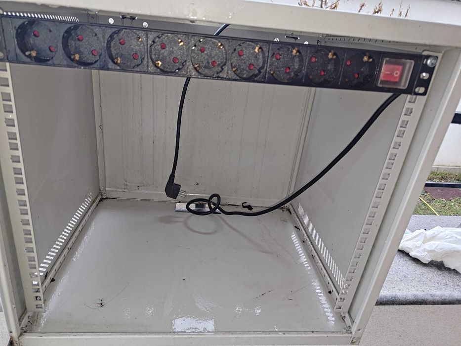 Rack Perete 19'' 9U - Cabinet metalic pt server, usa sticla