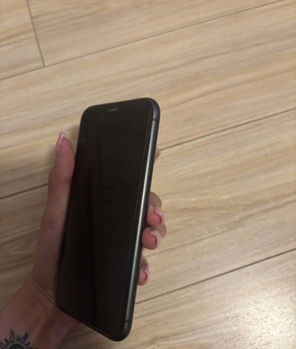 Vand iphone 11 negru