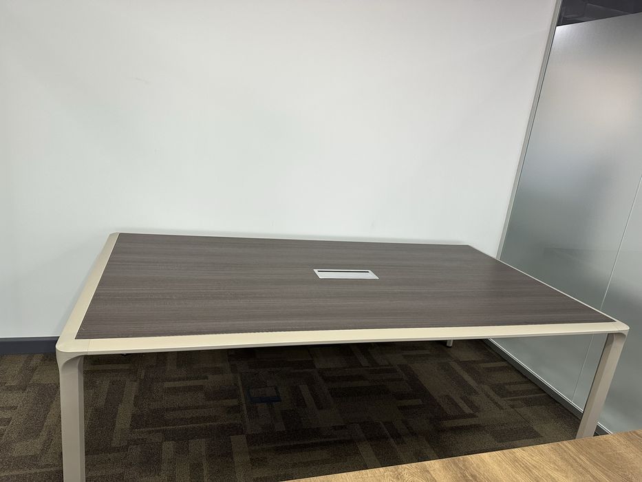 офисный конференц-стол