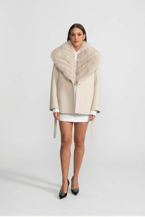 Палто с вълна и яка от естествен косъм