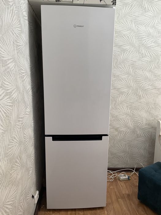 продам холодильник Indesit