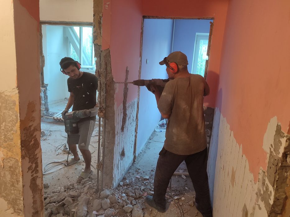 Демонтаж стены кафеля стяжки