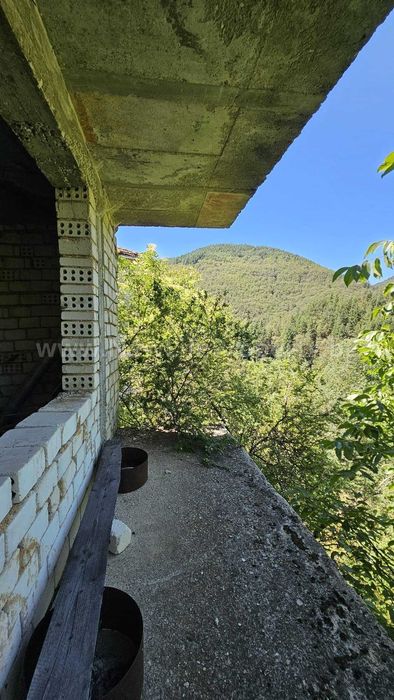 Двуетажна къща в с. Стърница, обл. Смолян
