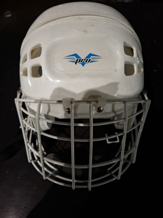 Продам каски для хоккейя