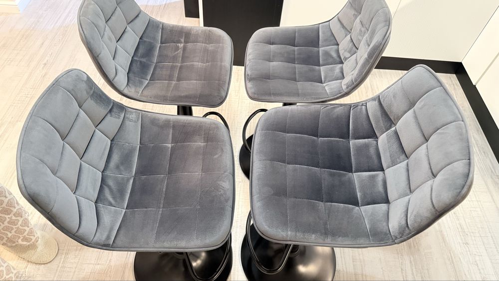 Vand 4 scaune pentru bar