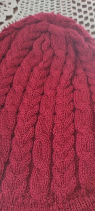 Вишнева дамска плетена зимна шапка с козирка