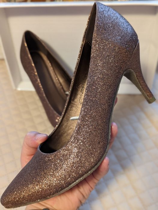 Pantofi eleganți aurii marimea 40 nou nouti