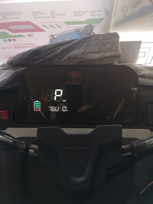 Triciclu electric utilitar cu cabină dublă și benă.