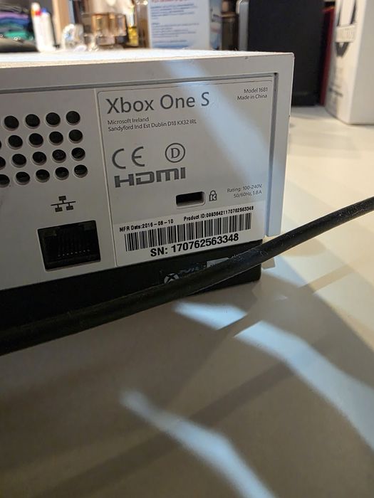 Pachet Premium Gaming: Consola Xbox One S + Două Manete Elite (Series 1 și Series 2)