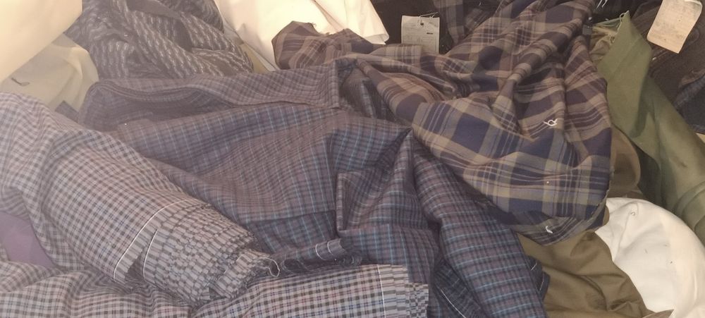 Ткани,фурнитура,готовые брюки,жен.юбки,телогрейки .