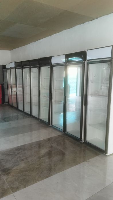 Витринные холодильники.