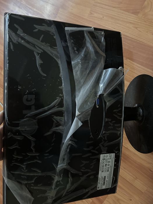 Монитор LG в хорошем состоянии