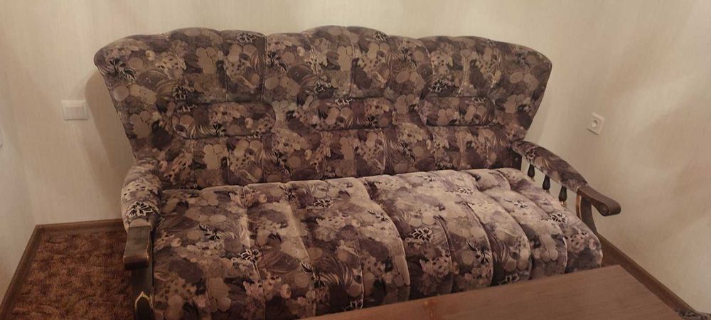 холова гарнитура-диван и два фотьойла