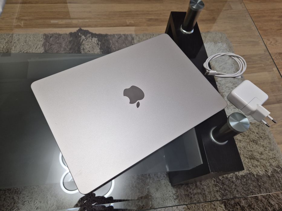 Macbook Air M3 2024 13.6' 10 incarcari