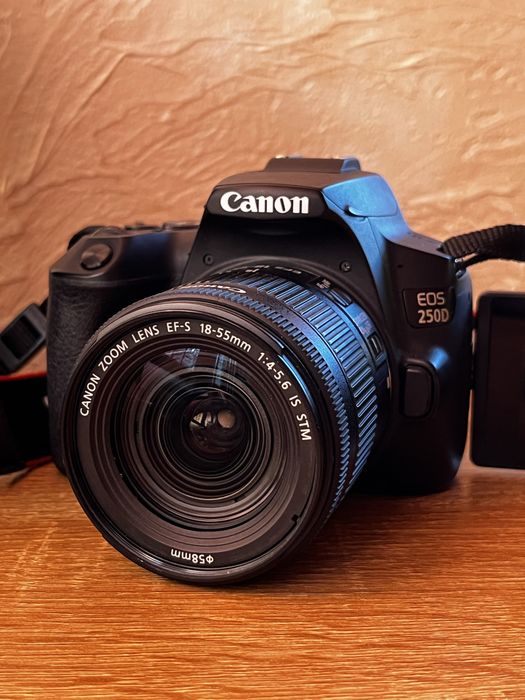 Canon 250D - фотоапарат