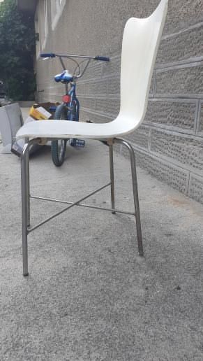 Предлагам бял трапезен стол