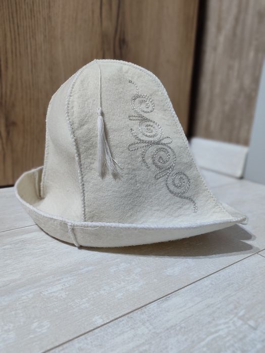 Продается национальный киргизский халат и головной убор  (ак-калпак)